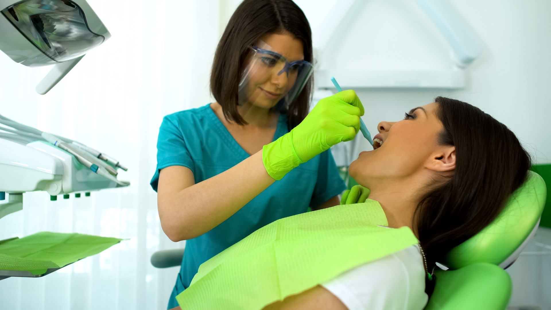 Bright, modern dental treatment room at Dentiq Dental Clinic